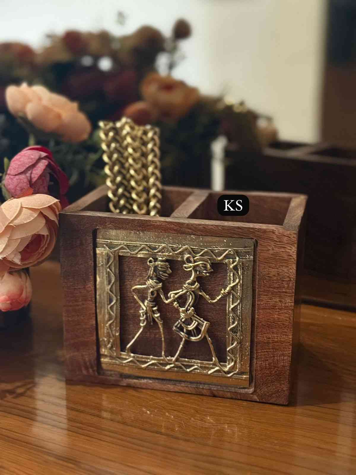 1 <p dir="auto">Authentic Dhokra Art Cutlery Stand crafted from mango wood and brass. Perfect kitchen organizer with tribal charm – limited flash sale stock!</p> dhokra art cutlery stand 2026
