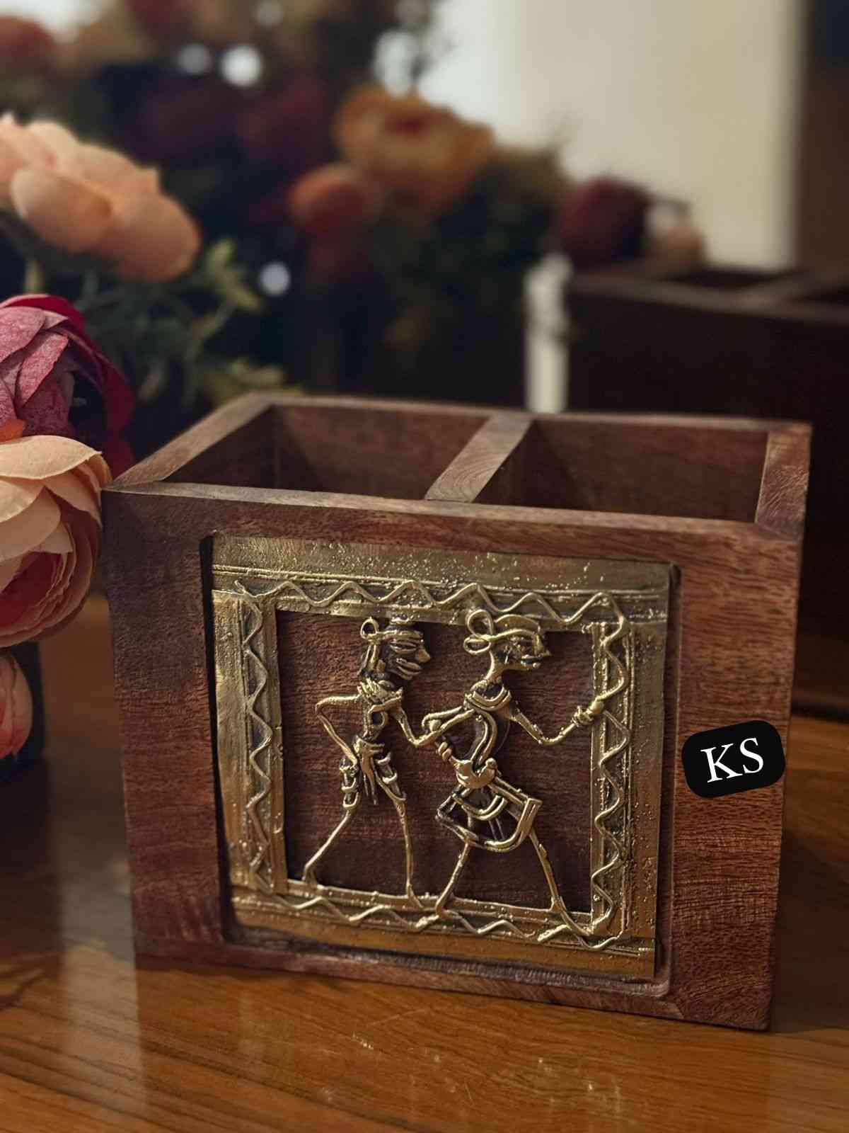2 <p dir="auto">Authentic Dhokra Art Cutlery Stand crafted from mango wood and brass. Perfect kitchen organizer with tribal charm – limited flash sale stock!</p> - Image 2