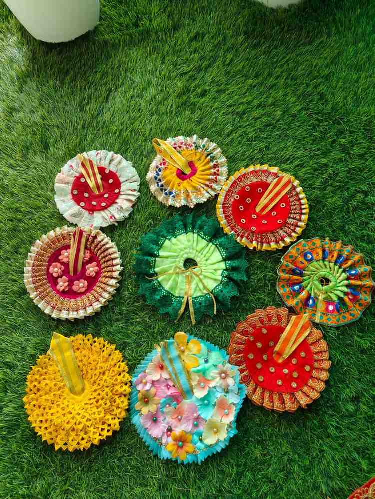 Laddu Gopal Poshak Combo 1 Exclusive 9 Pc Laddu Gopal Poshak Combo specially for 3 No. idols. Complete variety of dresses and shringar items at actual price ₹1500. Laddu Gopal Poshak Combo 3 No 9 Pc