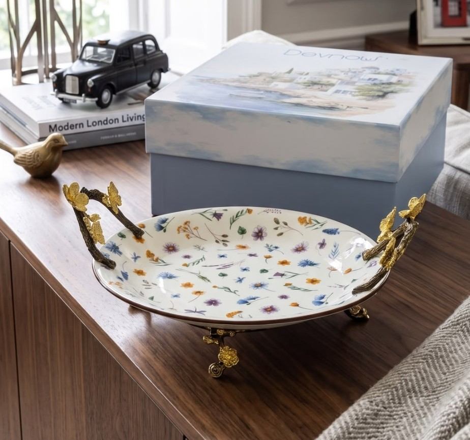 Jardian Peppilon Round Center Piece | Porcelain & Metal 1 Jardian Peppilon round center piece in fine porcelain and metal. Dia 30x25.5 cm, height 12 cm. Ideal for serving snacks, fruits, salads, cookies and muffins. Gift box packaging. Jardian Peppilon Round Center Piece | Porcelain & Metal