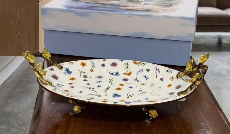 Jardian Peppilon Round Center Piece | Porcelain & Metal 2 Jardian Peppilon round center piece in fine porcelain and metal. Dia 30x25.5 cm, height 12 cm. Ideal for serving snacks, fruits, salads, cookies and muffins. Gift box packaging. Jardian Peppilon Round Center Piece | Porcelain & Metal